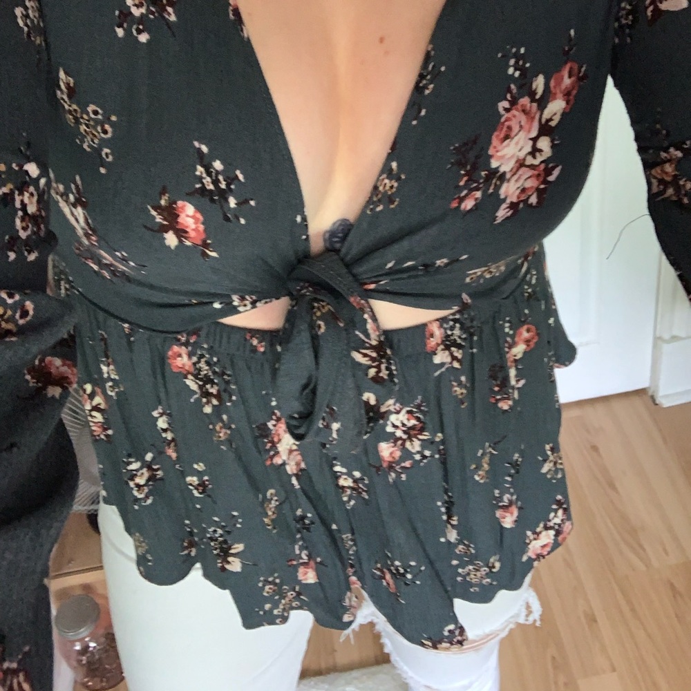Sexy, flowy, American Eagle Top. Size: Medium